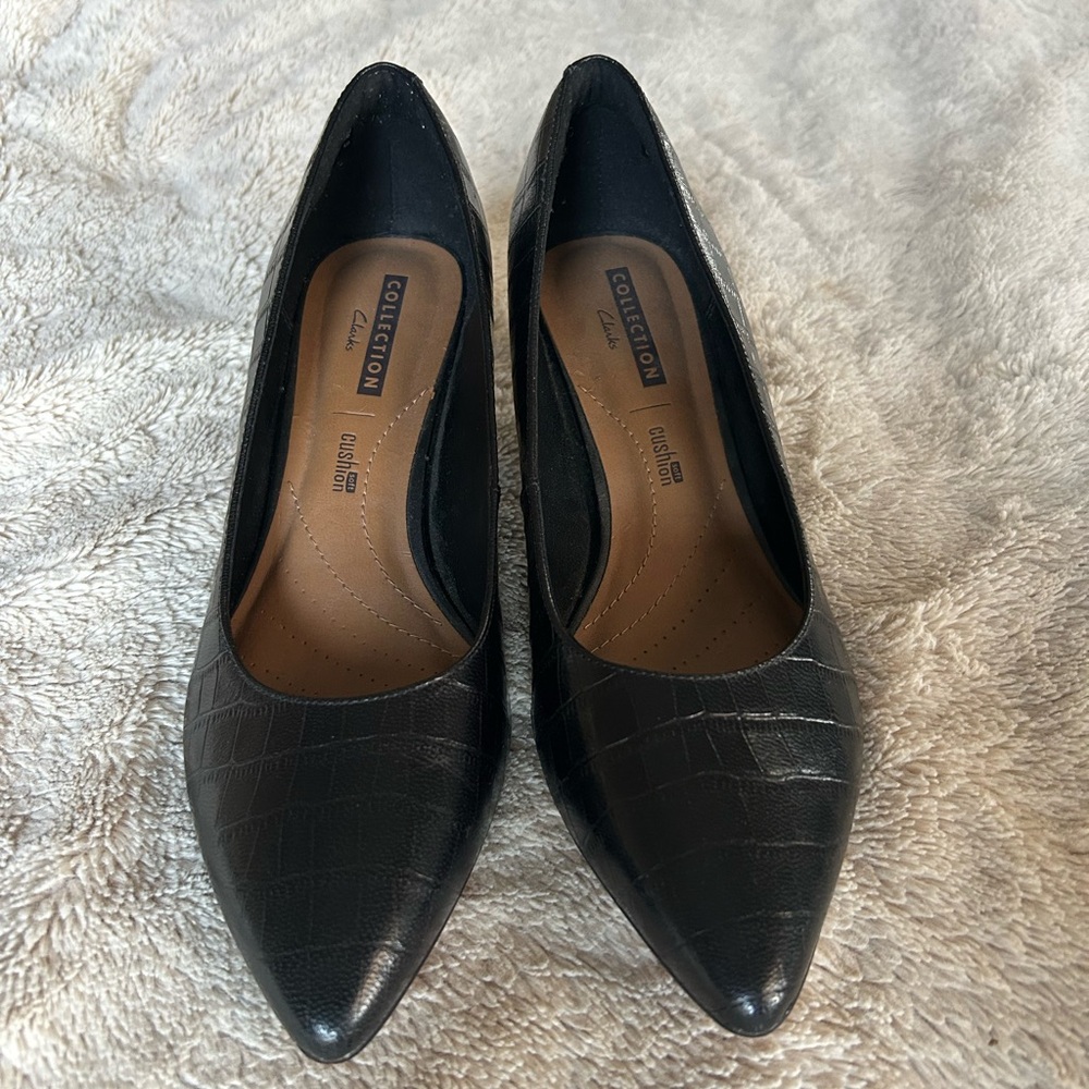 Clark’s Collection black leather heeled pumps
